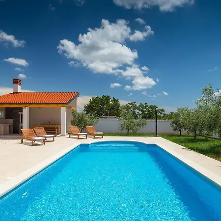 Zeus Semesterbostad Pula