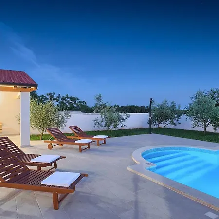 Zeus Semesterbostad Pula